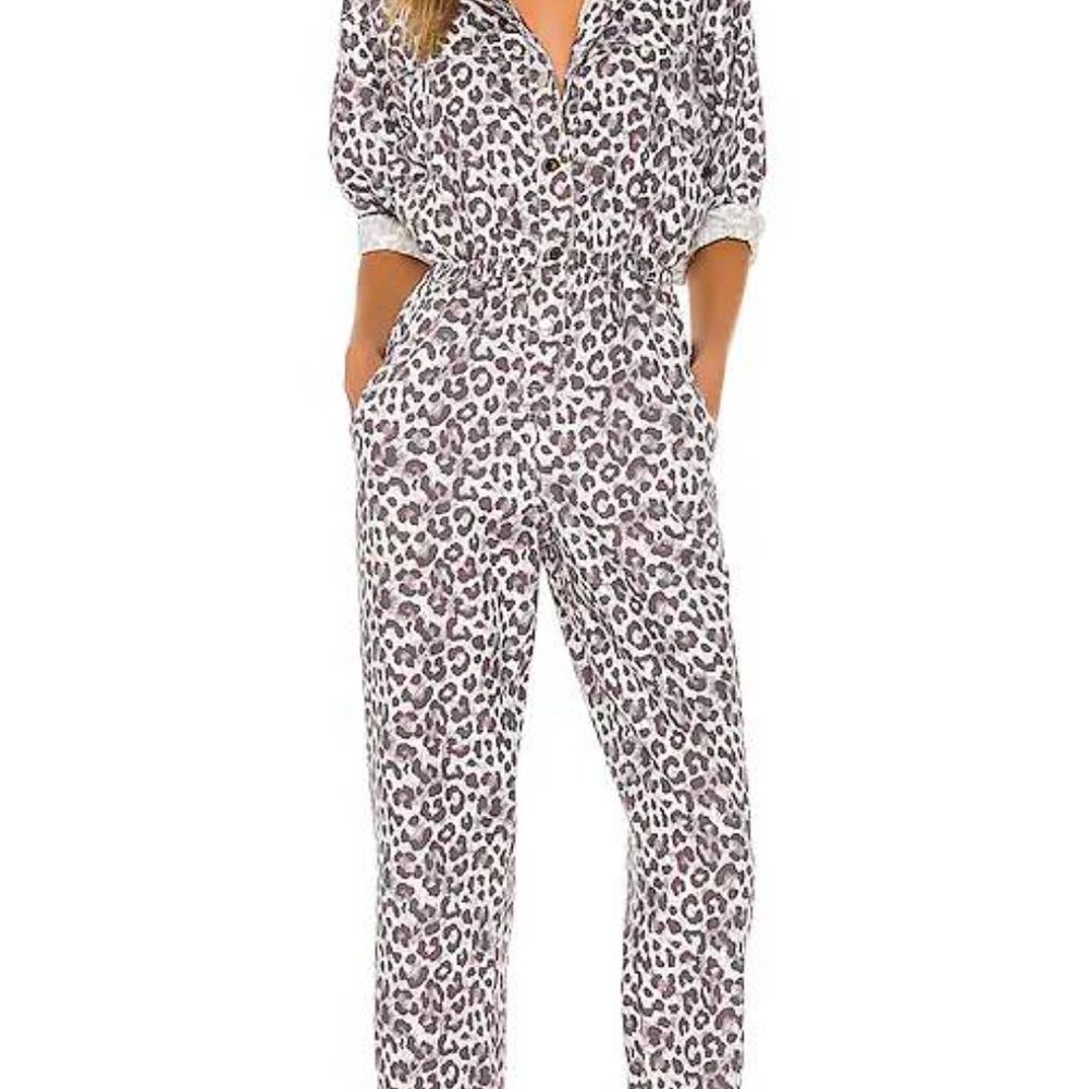 Jumpsuit in a beautiful lilac leopard print. Size L